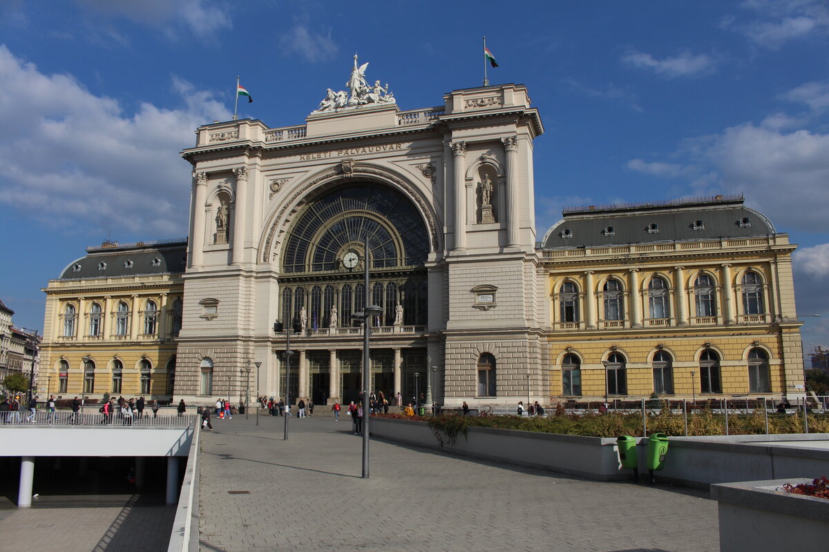 Das 1884 eröffnete Aufnahmegebäude des Bahnhof Budapest Keleti Palyaudvar (Budapest Ostbahnhof) am herbstlichen 18.10.2021.