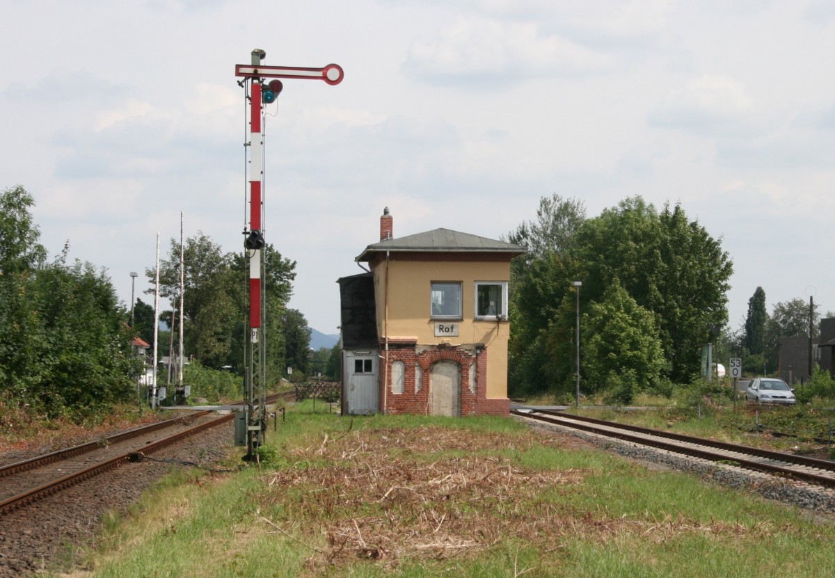 Das 1910 in Betrieb genommene mechanische Fahrdienstleiterstellwerk  Rof  in Rinteln am 28.07.2011, aufgenommen vom Ende des Mittelbahnsteigs in Blickrichtung Hameln