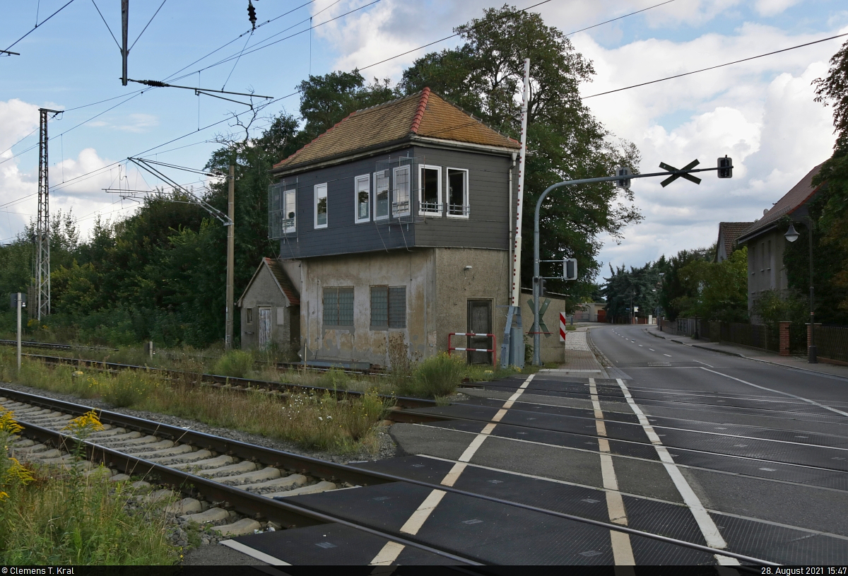 Das 1910 errichtete mechanische bzw. Gleisbild-Stellwerk  Mw  der Bauart Jüdel bzw. GS II DR für den Fahrdienstleiter im Bahnhof Mockrehna.

🚩 Bahnstrecke Halle–Cottbus (KBS 219)
🕓 28.8.2021 | 15:47 Uhr