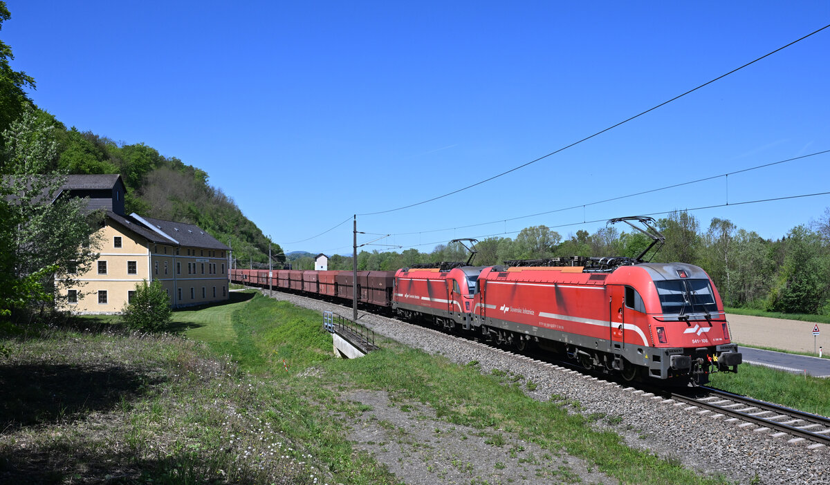 Das 541 Tandem bestehend aus 541 106 und 541 109 traktionierten Ende April 2026 den Erzleerzug 47407 von Leoben Donawitz nach Koper Luka, und wurden dabei von mir zwischen Ehrenhausen und Spielfeld-Stra� vor der Kulisse der Traussner M�hle fotografiert.