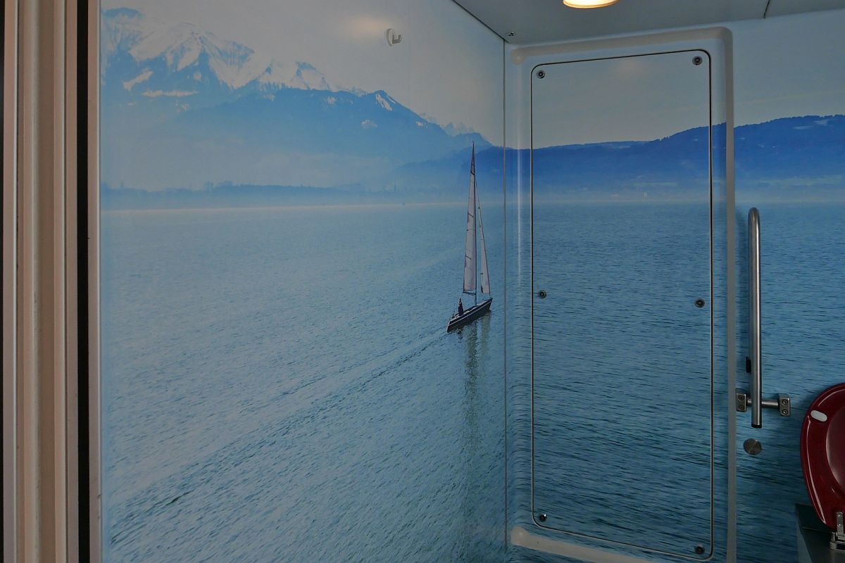 Das „Ambiente“ im 425 305-0 der am 05.05.2022 als RS21 im Bahnhof von Biberach (Riß) steht. Zitat aus dem Faltblatt „Die Südbahn elektrisiert“ der Deutsche Bahn AG: „Liebevolle Beklebung der WCs mit Bodenseemotiven - denn Details machen den Unterschied.“