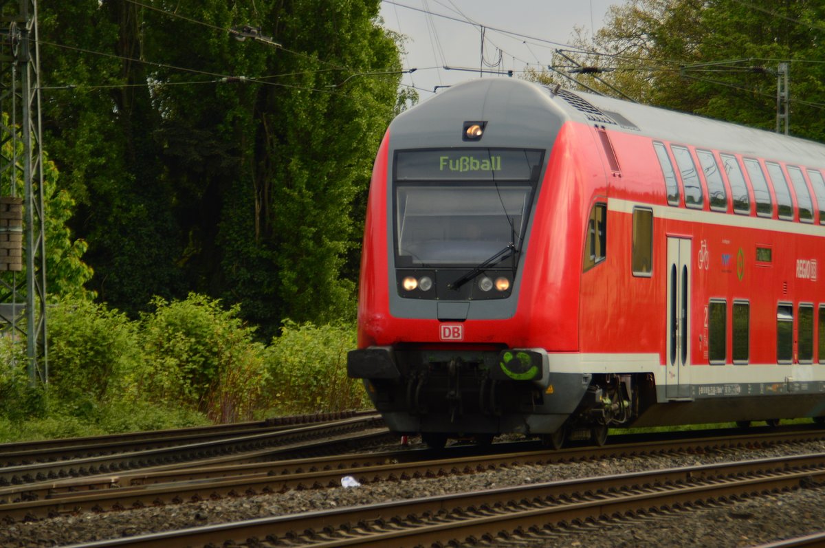 Das ist aber eine ungewöhnliche Destination auf dem Zielanzeiger des Steuerwagen eines aus Richtung Aachen kommenden Leerzuges. Fand ich jetzt amüsant....Rheydt Hbf den 8.5.2017