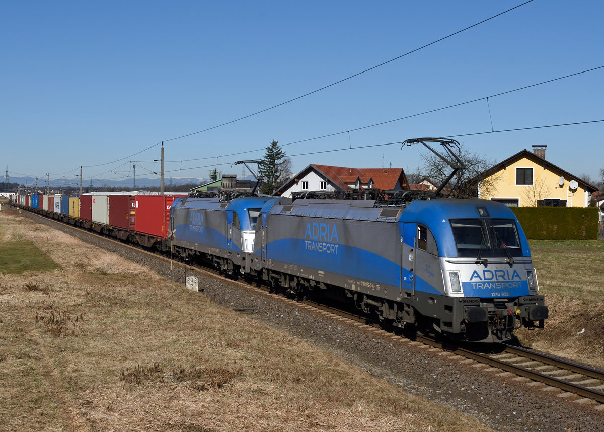 Das Adria-Tandem bestehend aus 1216 922 und 1216 921 war am Morgen des 01. März 2021 mit dem LTE-Zug 41441 von Kalsdorf nach Koper tovorna unterwegs, und wurde von mir bei Werndorf fotografiert.