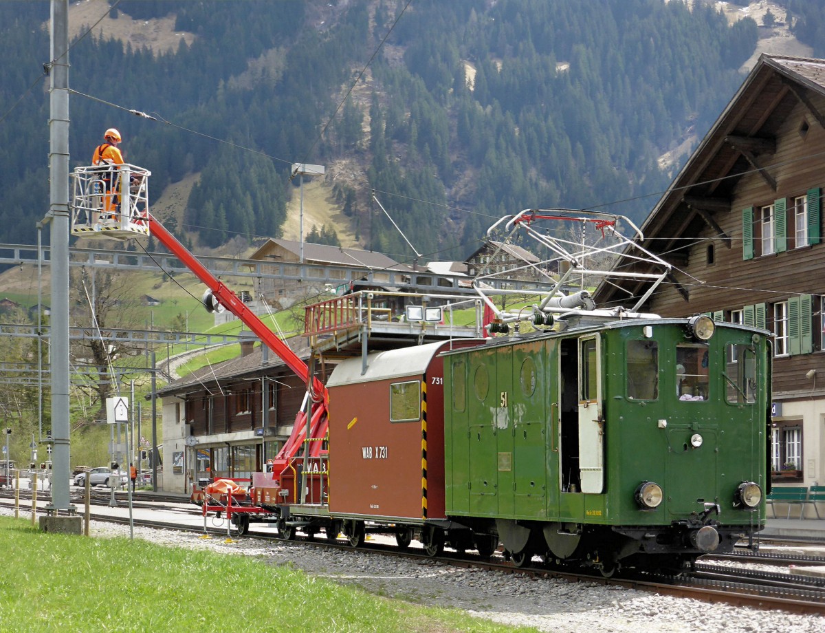 Das allererste elektrische Triebfahrzeug der Wengernalpbahn (1908), Lok 51, ist noch gesund und munter, hier für Fahrleitungsarbeiten in Grindelwald Grund, 27.April 2015.  