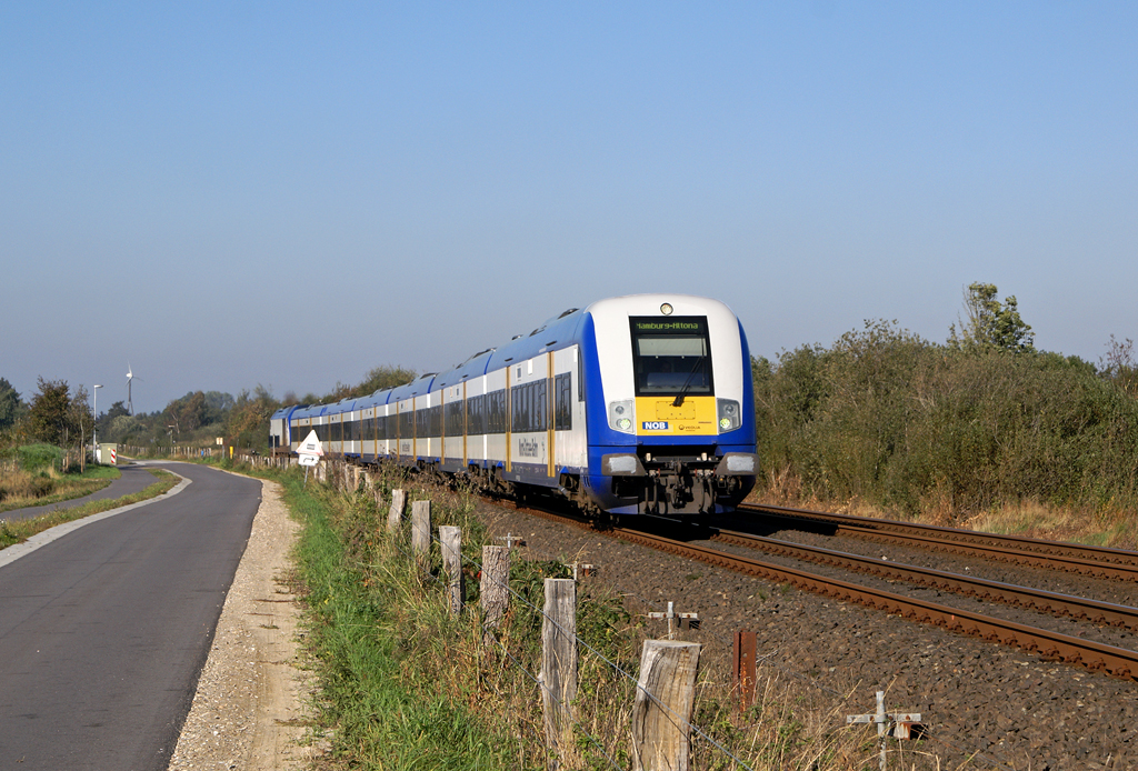 Das alltägliche Bild auf der so genannten Marschbahn bestimmen die Züge Nord-Ostsee-Bahn (NOB), die stündlich Westerland mit Hamburg verbinden. Bei Risum-Lindholm fährt ein Zug der NOB am 9.10.2010 nach Hamburg-Altona.