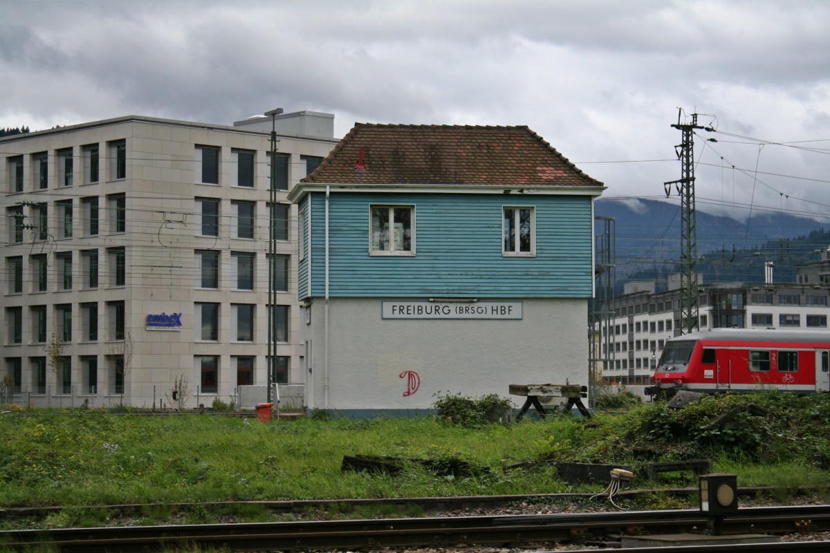 Das alte Rangierstellwerk 5 im Hauptbahnhof Freiburg (Breisgau) am 02.11.13 von der Hllentalbahnseite aus gesehen.