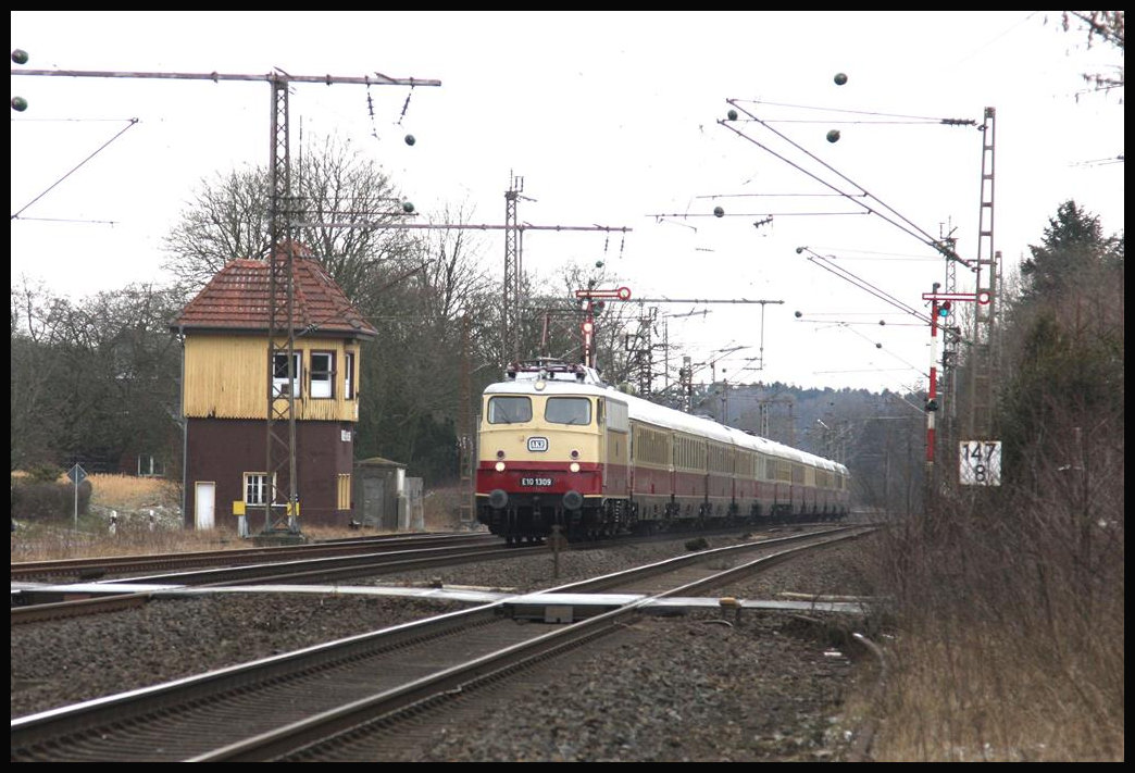 Das alte Stellwerk am östlichen Ortsrand von Westerkappeln - Velpe war Fotopunkt für die Sonderfahrt des DPE 50 nach Papenburg. Dieser musste wegen Bauarbeiten zwischen Münster und Rheine mit Zuglok E101309 den Umweg über Osnabrück nehmen und kam deshalb an eben dieser Fotostelle um 11.17 Uhr vorbei.