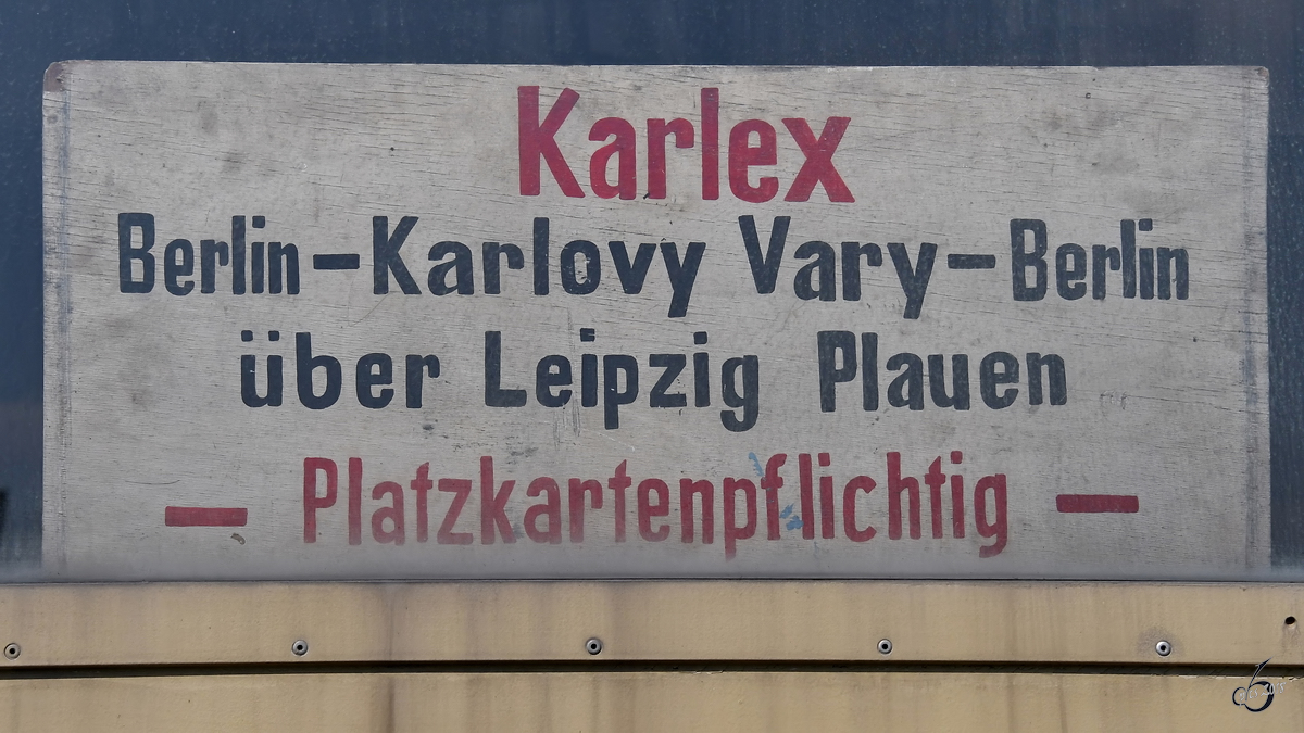 Das altehrwürdige Zugschild im VT18 der DR. (Sächsisches Eisenbahnmuseum Chemnitz-Hilbersdorf, April 2018)