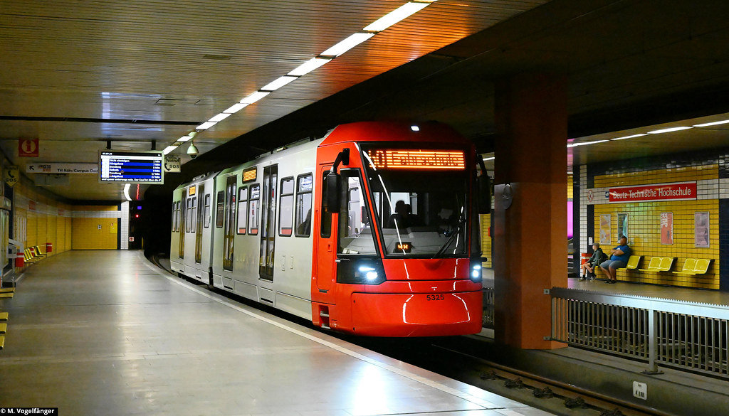 Das am 06.07.2023 angelieferte Neufahrzeug HF6 5325 während der ersten Fahrt auf öffentlichen Kölner Gleisen an der Haltestelle Deutz Technische Hochschule in Köln am 07.07.2023.