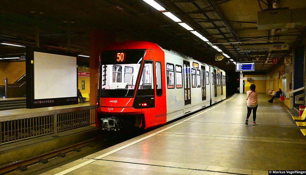 Das am 14.09.2023 in Köln eingetroffene Neufahrzeug HF6 5328 während der ersten Fahrt auf öffentlichen Kölner Gleisen in der seltenen und im Regelbetrieb nicht vorfindbaren Heckansicht an der Haltestelle Deutz Technische Hochschule in Köln am 15.09.2023.