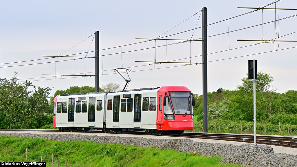 Das am 25.04.2024 in Köln angelieferte Neufahrzeug HF6 5330 während der ersten Fahrt auf öffentlichen Kölner Gleisen auf der Zulaufstrecke Weidenpesch am 26.04.2024