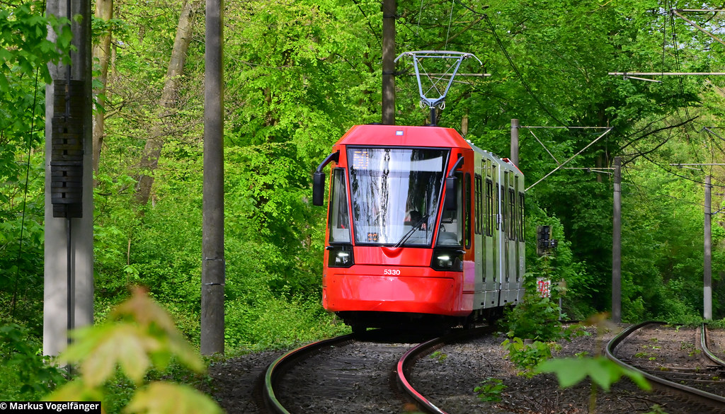 Das am 25.04.2024 in Köln angelieferte Neufahrzeug HF6 5330 während der ersten Fahrt auf öffentlichen Kölner Gleisen in der Merheimer Heide am 26.04.2024