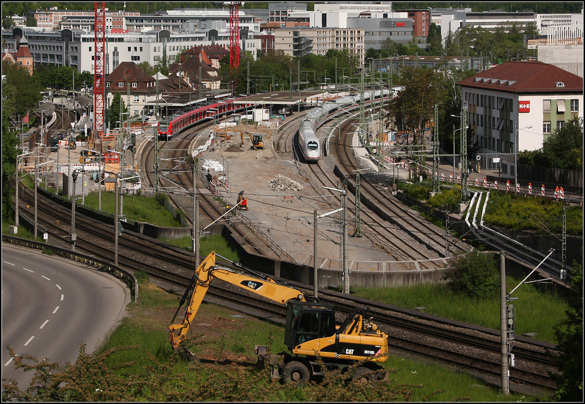 Das andere Ende des Stuttgarter Tunnels -

Am Bahnhof Feuerbach werden die Züge nach ca. 14 Kilometer unterirdischer Fahrt und Halt im Tiefbahnhof wieder an die Oberfläche kommen. Hier wird zur Zeit das Baufeld freigemacht für die Tunnelrampe. Das rechte Gleis wurde schon nach Osten verlegt, während das linke Gleis noch auf den Bereich des recht breiten Mittelbahnsteiges verlegt werden muss.

20.05.2016 (M)