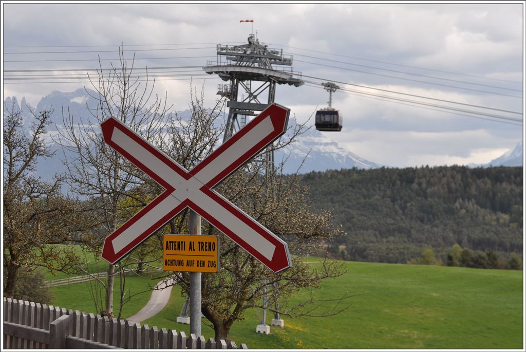 Das Andreaskreuz betrifft die Rittner Schmalspurbahn bei Maria Himmelfahrt. (16.04.2016)