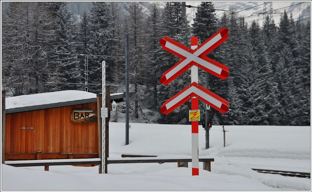 Das Andreaskreuz in Cavaglia bringt etwas Farbe in die grauweisse Landschaft. (25.02.2016)