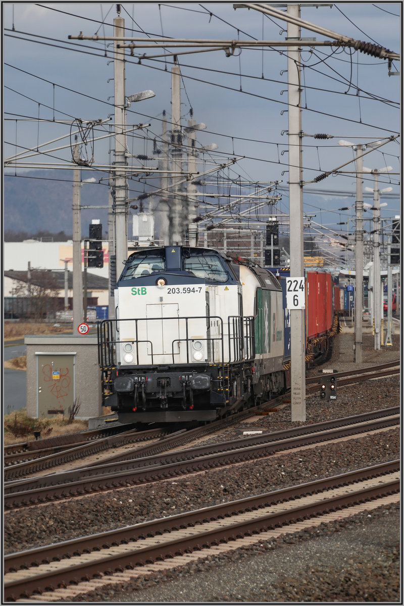 Das Arbeitstier der Steiermark-bahn in Kalsdorf  203.594 , zieht einen soeben angekommen Containerzug in das nahe gelegene Terminal. 
8.03.2019