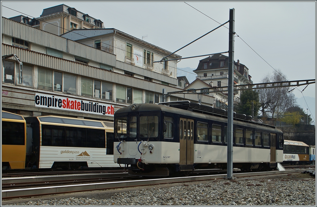 Das arme Bipperlissi! Der MOB (ex SNB) Be 4/4 1007 wurde seiner fröhlichen, einladenden Farbe beraubt und ein neues, wenig anziehendes MOB Farbkonzept gesteckt. 
Montreux, den 15. März 2015