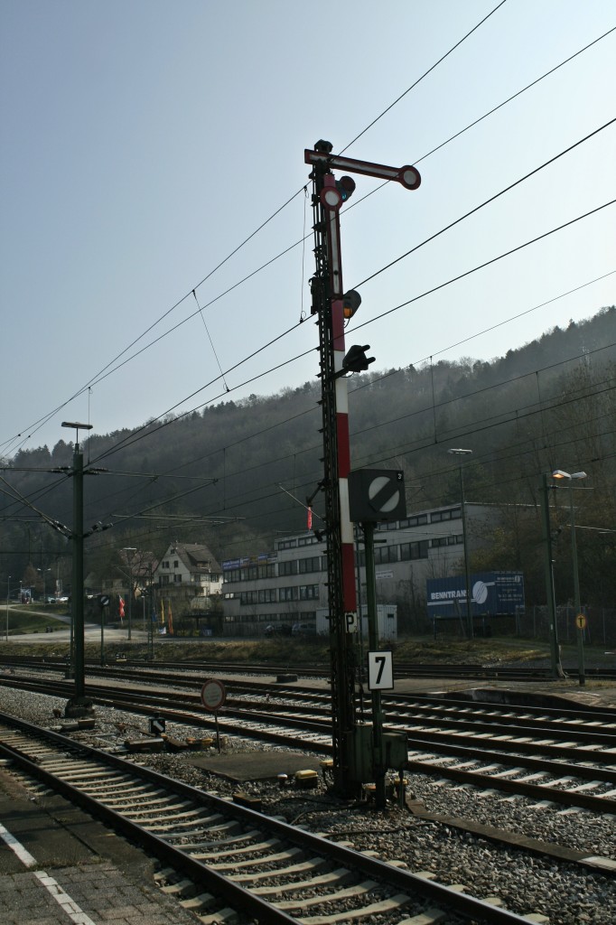 Das ASig (Ausfahrsignal) P3 des Bahnhofs Horb am Neckar. Unten am Sperrsignalmast hngt eine Lf 7-Tafel, welche ber die Kennziffer 7 dem Lokfhrer die Hchstgeschwindigkeit auf 70 km/h begrenzt. (06.03.14)