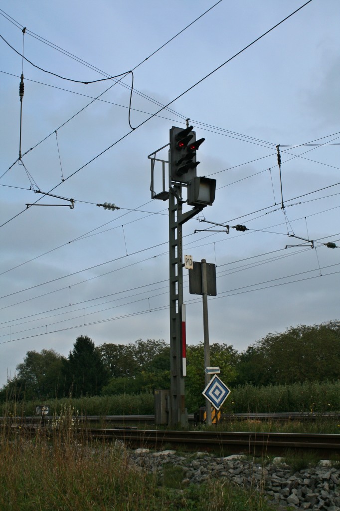 Das ASig P13 des Bahnhofs Mllheim (Baden). Es steht in der Nordausfahrt des Bahnhofs am westlichen berholgleis. (28.09.13)