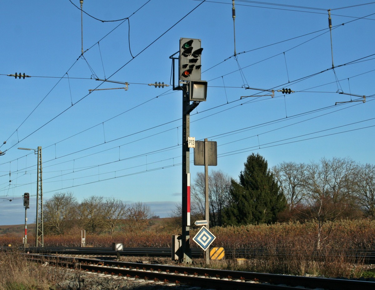 Das ASig P13 von Mllheim (Baden) in Fahrtstellung zu sehen und dann noch zu fotografieren, ist wohl das Auergewhnlichste, was man in diesem Bahnhof zu sehen bekommt.
Diese Ausfahrmglichkeit wird uerst selten genutzt, da bis zum Bahnhof Heitersheim im Gleiswechsel gefahren werden muss. (Daher auch das nur sehr schwer zu erkennende Zs6.)
Das Bild entstand am 07.12.13 bei der Ausfahrt der 486 510 und der 486 501 mit dem 42014 von Melzo nach Wanne-Eikel.