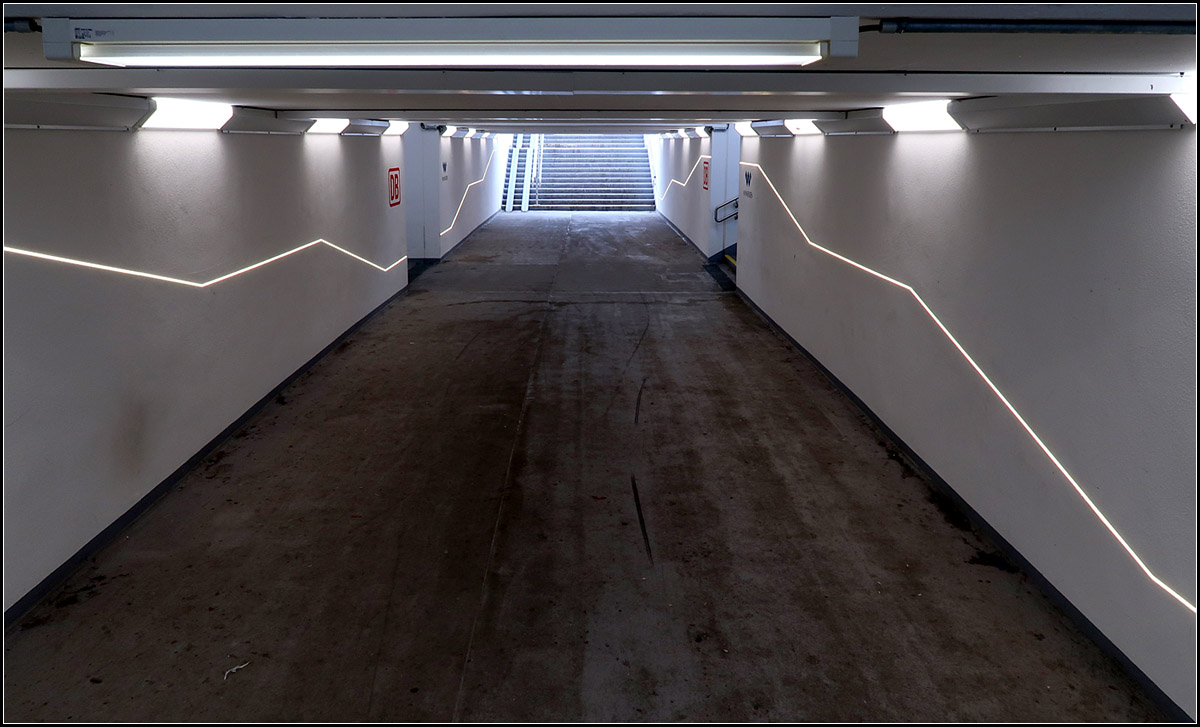 Das Auf und Ab -

... einer Bahnsteigunterführung, stilisiert durch Lichtstreifen. Neu gestaltete Unterführung am Bahnhof von Winnenden.

29.03.2020 (M)