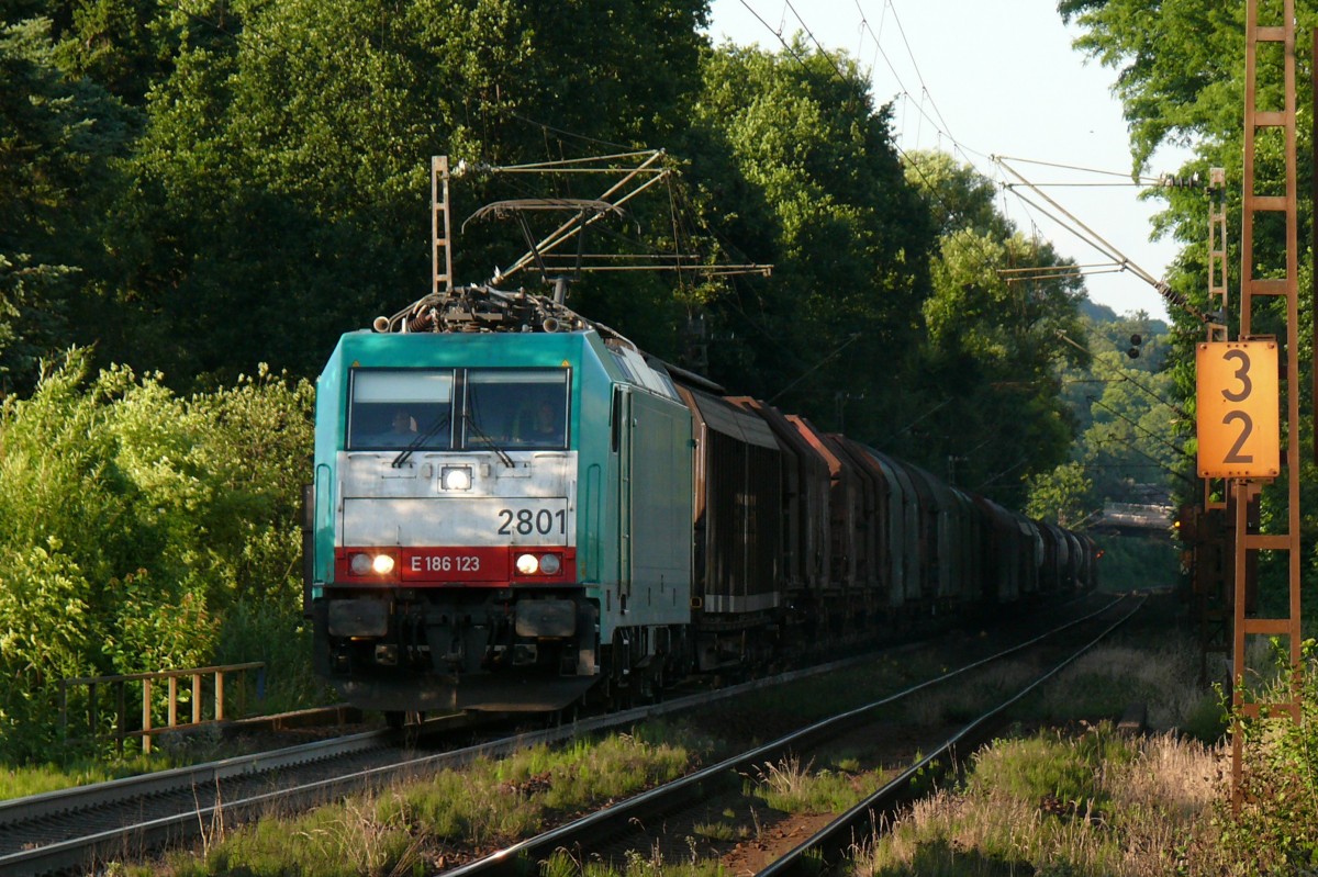 Das Auffälligste an der 2801 ist, dass die Loknummer nicht mittig, sondern an der linken Frontseite (auch so bei 2802 und 2803) angebracht ist. Hier zieht sie einen Güterzug die Rampe am Gemmenicher Weg in Aachen hoch in Richtung Montzen. Die Aufnahme entstand am 19/06/2009.