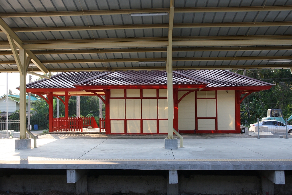 Das Aufnahmegebäude der infolge des 2 gleisigen Ausbau der Southern Line neu errichtete Bang Khem Station am 09.Dezember 2023.
