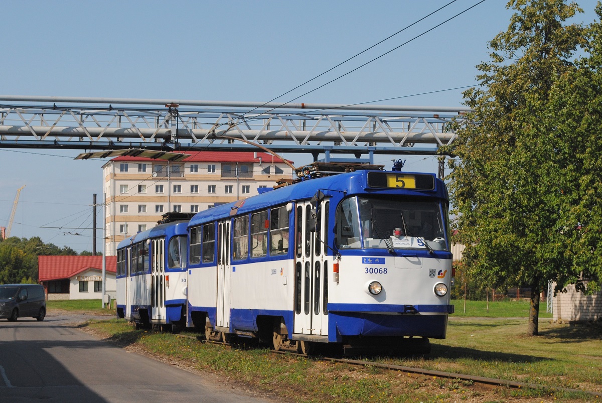 Das aus den T3A 30068 und 30079 bestehende Tandem der Linie 5 hat soeben die Endstelle Milgravis verlassen und fährt in der Tvaika iela auf eigenem Gleiskörper in Richtung Stadtzentrum. (07.08.2019)
