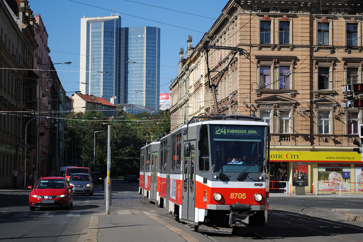 Das aus den T6A5 8705 + 8706 bestehende Tandem der Linie 24 erreicht die Haltestelle Otakarova. (26.08.2016)