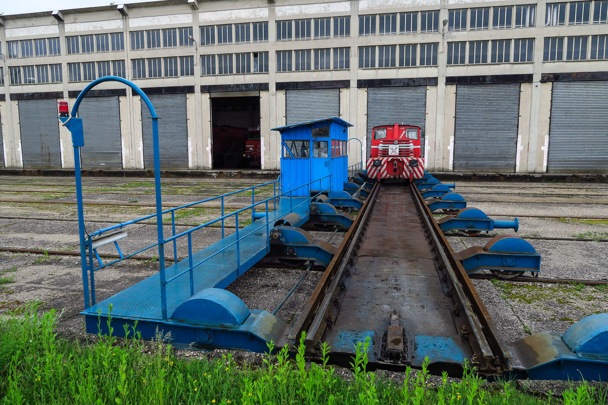 Das Ausbesserungswerk in Ljubljana am 12 Mai 2016. Keine Drehscheibe sondern eine Schiebebühne bedient die einzelnen Einfahrtstore.