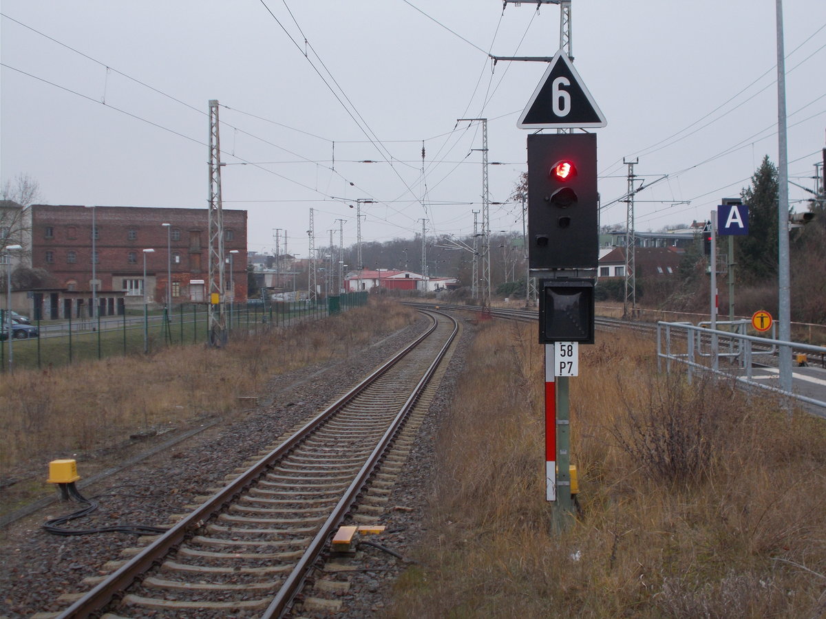 Das Ausfahrsignal aus Gleis 7,am 22.Dezember 2016,in Prenzlau.Aufnahme vom Bahnsteigende.