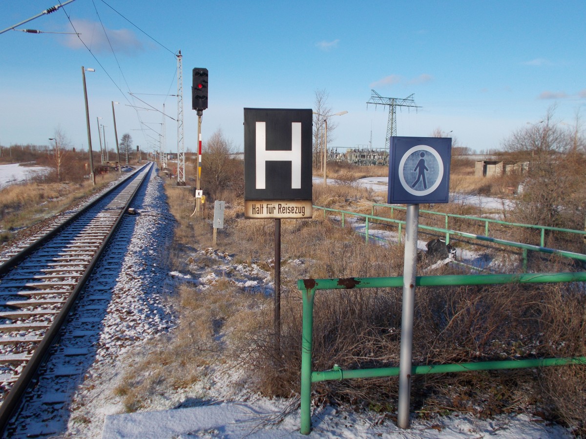 Das Ausfahrsignal K in Richtung Abzweigstelle Borchtitz befindet sich am ehemaligen Haltepunkt Mukran-West.Aufgenommen am 29.Dezember 2014.