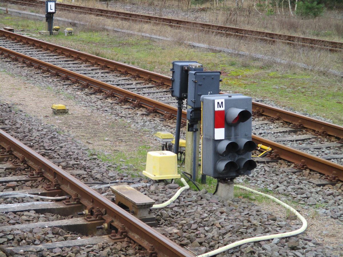 Das Ausfahrsignal M von Parchim ist ein Zwergsignal.Gesehen am 22.Februar 2020.