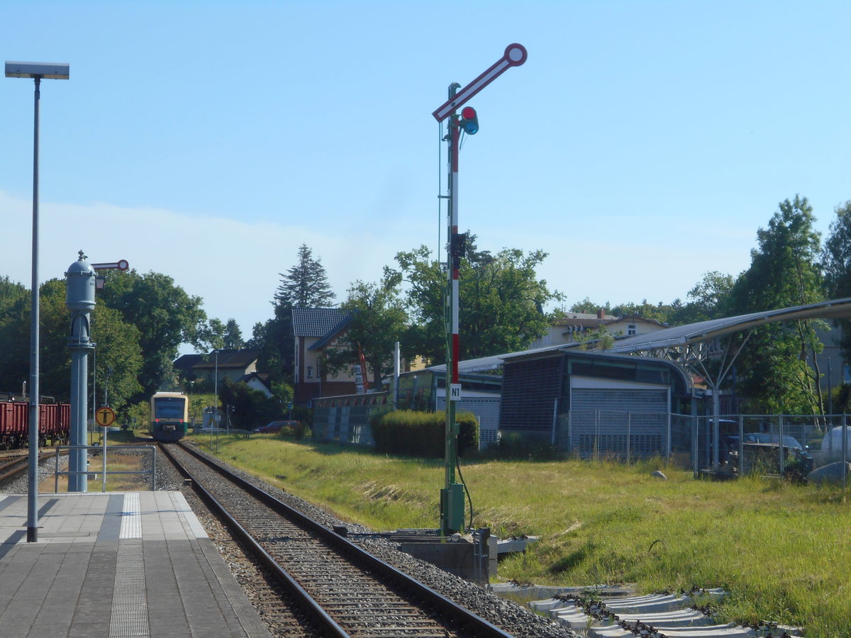 Das Ausfahrsignal N1 in Putbus in Fahrtstellung am 14.Juni 2019.