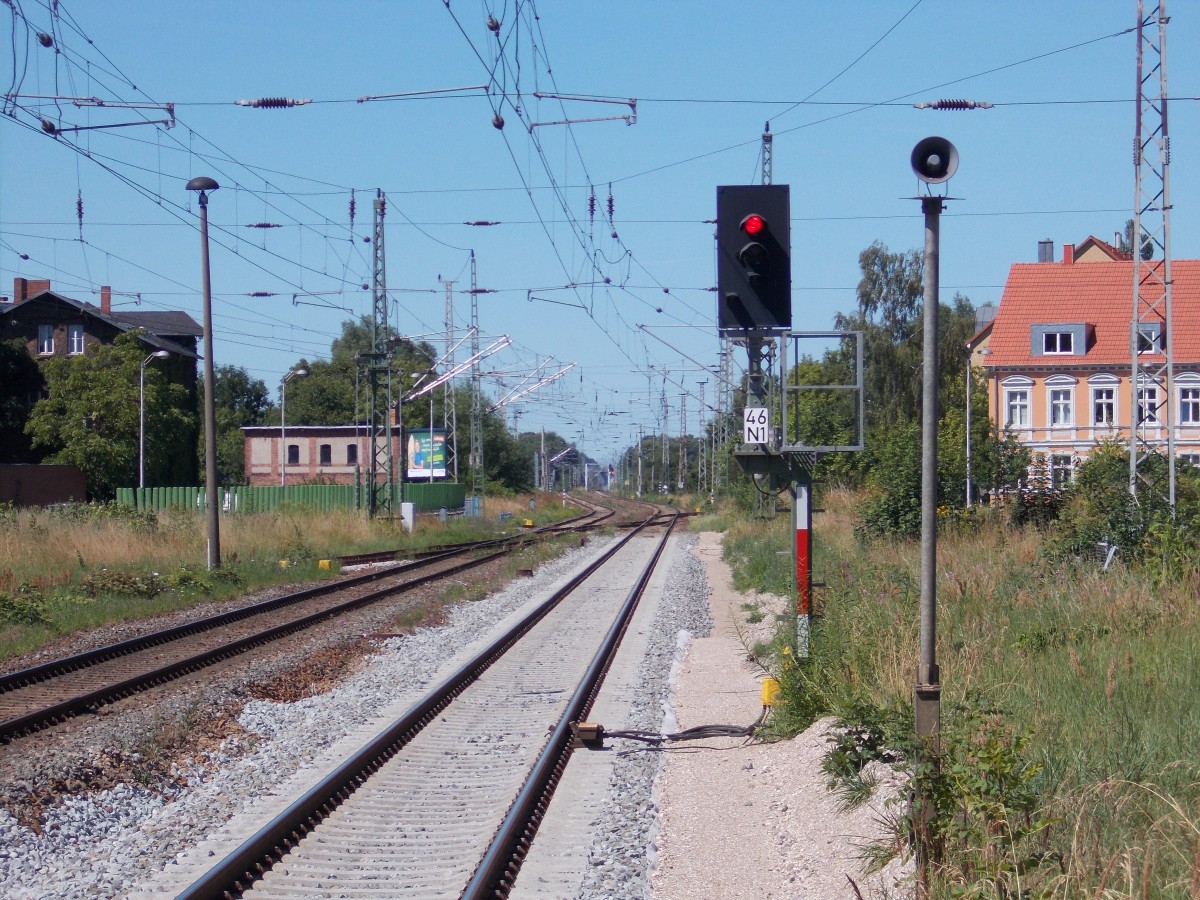 Das Ausfahrsignal N1,von Greifswald,auf dem Hauptgleis Richtung Stralsund am 09.August 2015.Aufnahme vom Bahnsteigende.