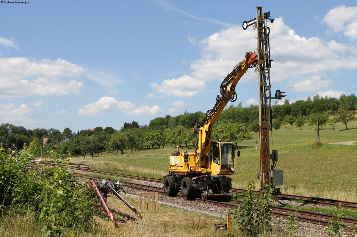 Das Ausfahrsignal N2 schwebt noch, bevor es sich gleich zu seinen Artgenossen danieder legt. Döggingen 30.7.18