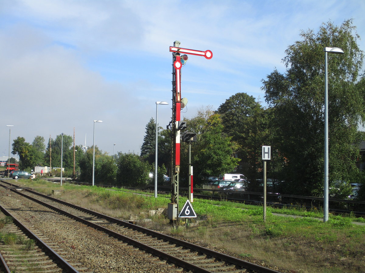 Das Ausfahrsignal N3 mit Gleissperrsignal an der Nordausfahrt von Niebüll am 21.September 2020.