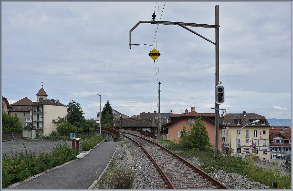 Das  Ausfahrsignal  in St-Gingolph (Suisse) in Richtung Evain zeigt Rot, kann nur Rot zeigen, doch die Hoffnung besteht, dass hier einmal wieder Züge über die Grenze fahren  werden.

15. Juni 2020