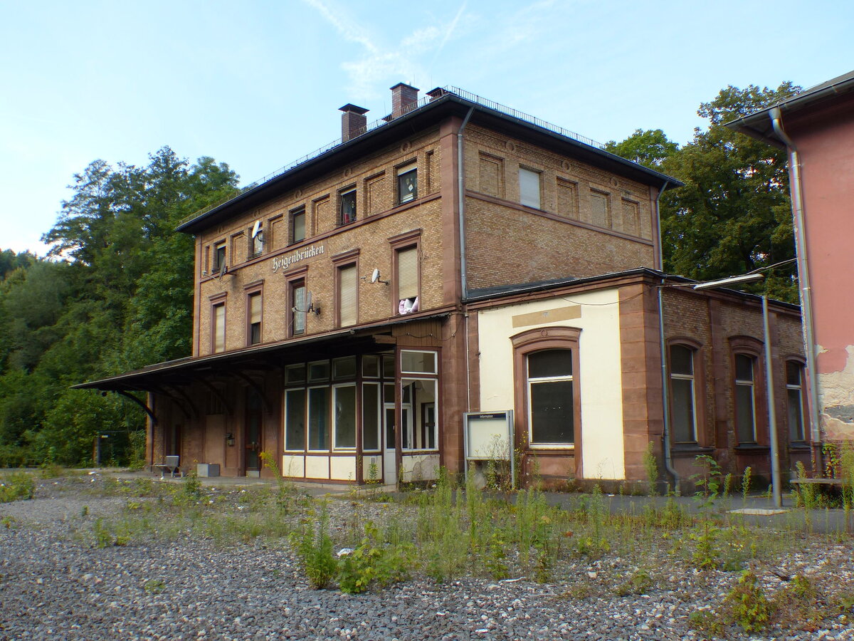 Das ausgediente Bahnhofsgebäude in Heigenbrücken, am 25.08.2021.