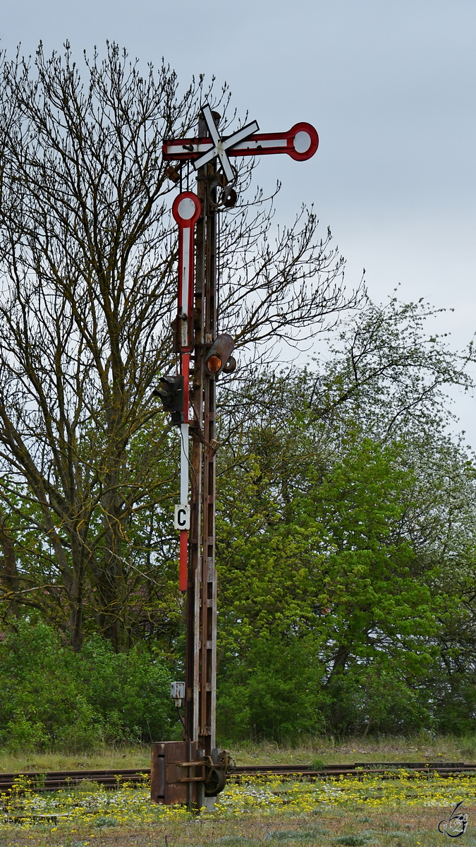 Das ausgedientes Formsignal C steht einsam auf dem Gelände von Bahnhof Süd, so gesehen Mitte Mai 2021 in Neustrelitz.