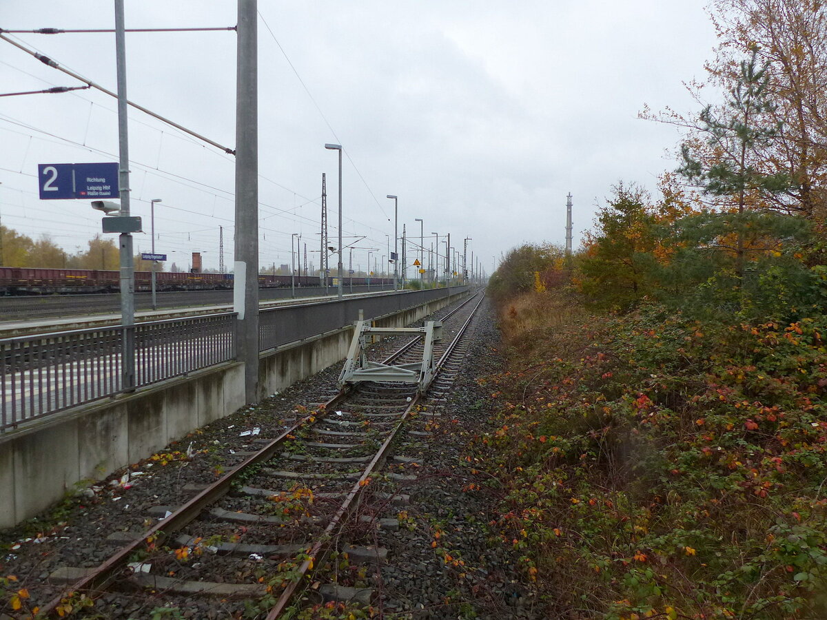 Das Ausziehgleis am 05.11.2021 neben den Bahnsteigen in Leipzig-Engelsdorf.