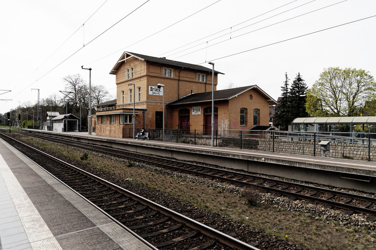 Das Bahn hofsgebäude von Brück (Mark) am 27.03.2024.