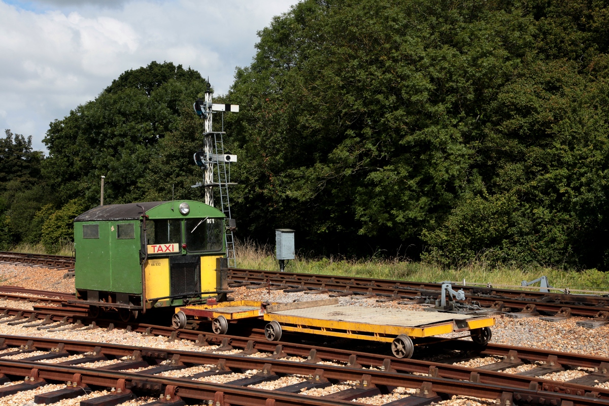 Das Bahnarbeitertaxi, ein Kleinwagen mit der Nr. 66532, in Havenstreet Stn. am 04.09.2015