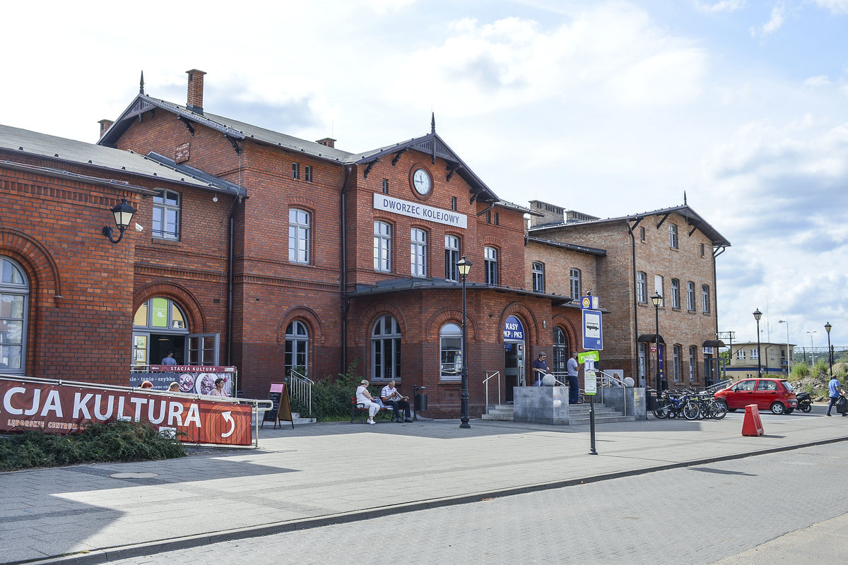 Das Bahnhofsgebäde in Lębork (Lauenburg in Pommern). Aufnahme: 19. August 2020.