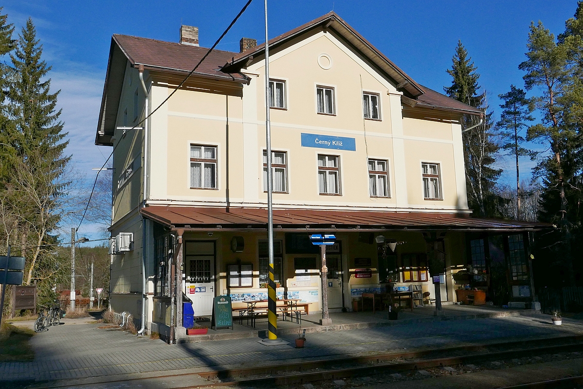 Das Bahnhofsgebäude von Černý Kříž (31.12.2019)