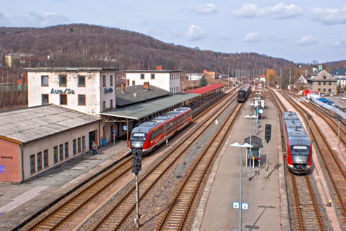 Das Bahnhofsgebäude in Aue steht am 14. März 2009 noch als 58 311 mit einem Sonderzug aus Chemnitz in den Bahnhof einfährt, 642 237 sowie 642 059 der Erzgebirgsbahn warten auf Ausfahrt nach Zwickau bzw. Chemnitz. 