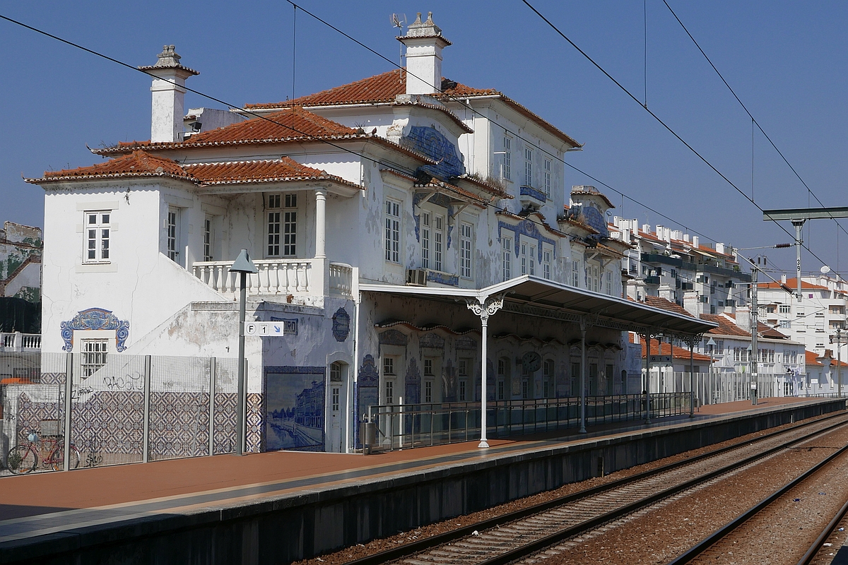 Das Bahnhofsgebäude von Aveiro, das nicht mehr als solches genutzt wird (09.10.2017). Einige Meter entfernt hat eine moderne Halle mit Unterführungen die Funktion des ehemaliges Bahnhofsgebäudes übernommen.