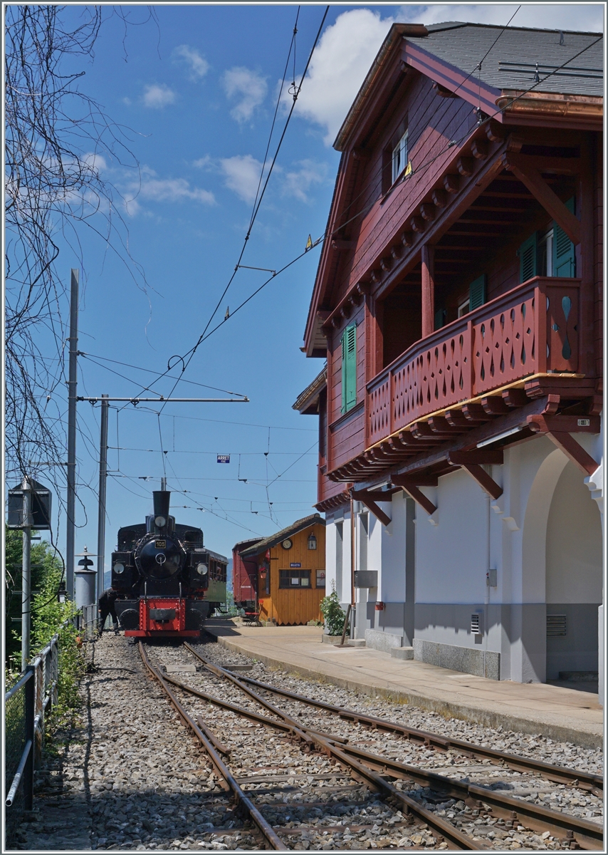 Das Bahnhofsgebäude von Chamby ist nun restauriert und präsentiert sich nun in voller Schönheit, die beim kurzen Aufenthalt des Dampfzugs leider kaum in der ganzen Fülle hatte aufgenommen werden können. 

Im Hintergrund die Blonay Chamby G 2x 2/2 105 zufällig oder bewusst etwas Abstand zum neu renovierten Bahnhofsgebäude hält. 

13. Juni 2021