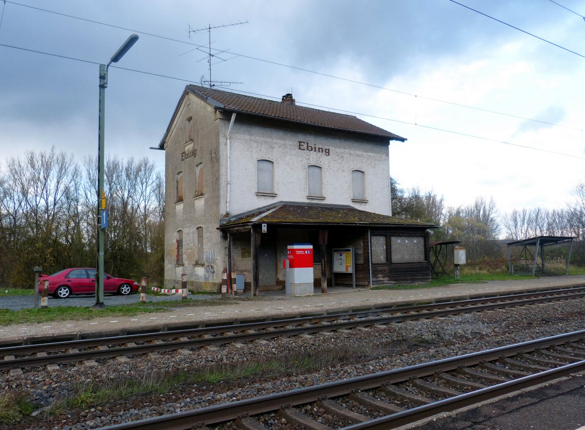 Das Bahnhofsgebäude des Haltepunkts Ebing nördlich von Bamberg 09.11.2013. Bis auf den japanischen Mittelklassewagen und den modernen Fahrkartenautomaten recht original gehalten. Mittlerweile ist der Bahnhof dem Ausbau der ICE-Strecke zum Opfer gefallen