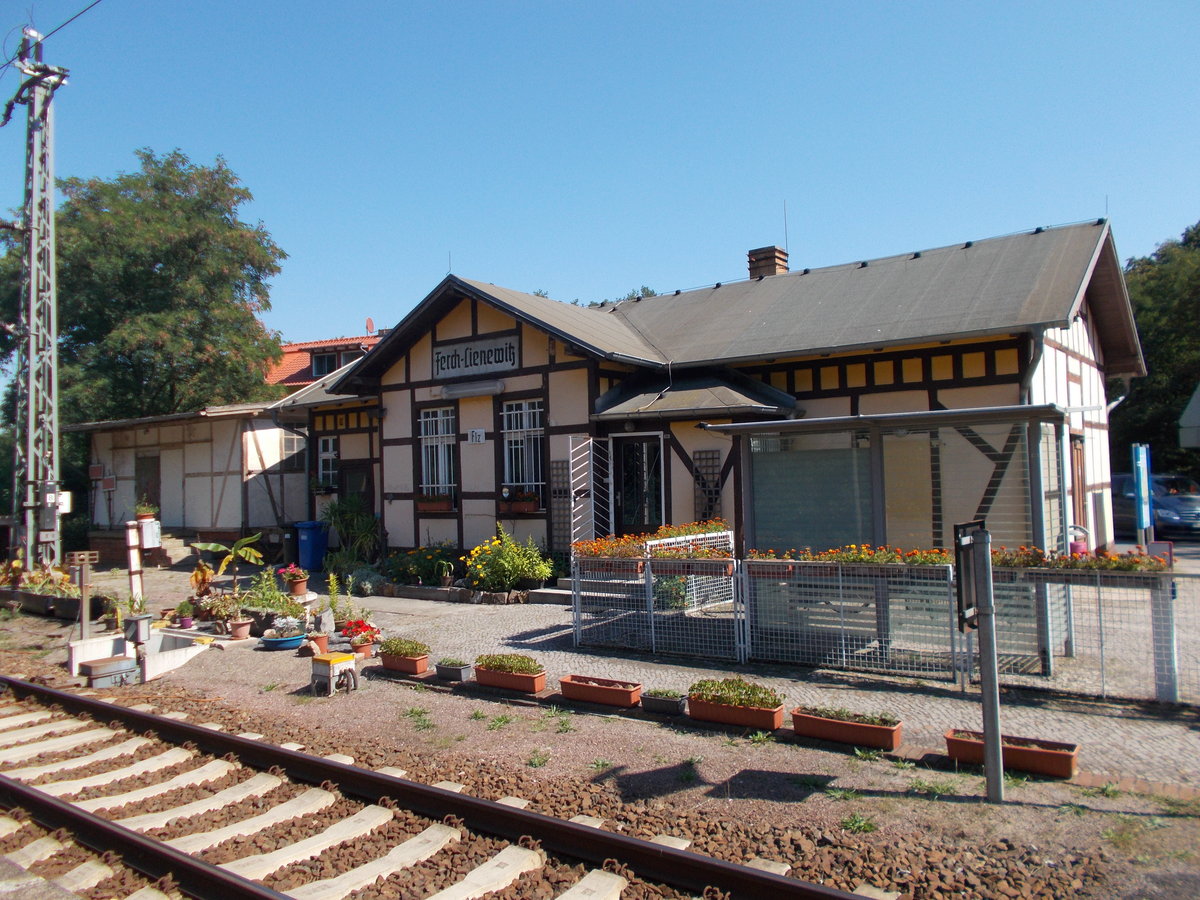 Das Bahnhofsgebäude von Ferch Lienewitz(Strecke Seddin-Potsdam)am 27.August 2016.An der Vielzahl von Blumen ist zu merken das Blumenliebhaber hier auf dem Fdl Posten arbeiten.